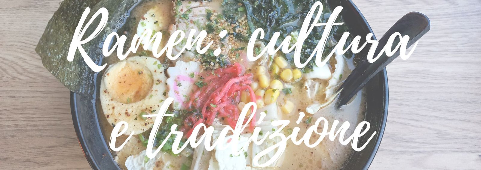 tipico piatto giapponese a base di pasta in brodo