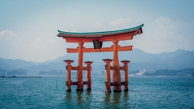 Il grande torii del santuario di Itsukushima nell'acqua a Miyajima