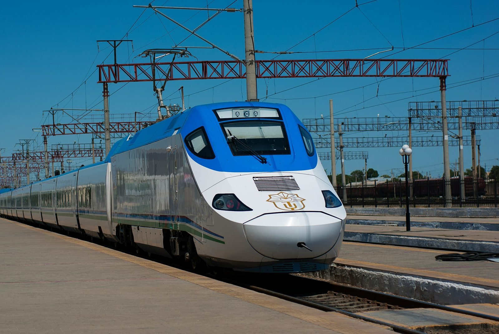 Un treno veloce Afrosiyob bianco e blu fermo al binario della stazione di Kagan, vicino a Bukhara