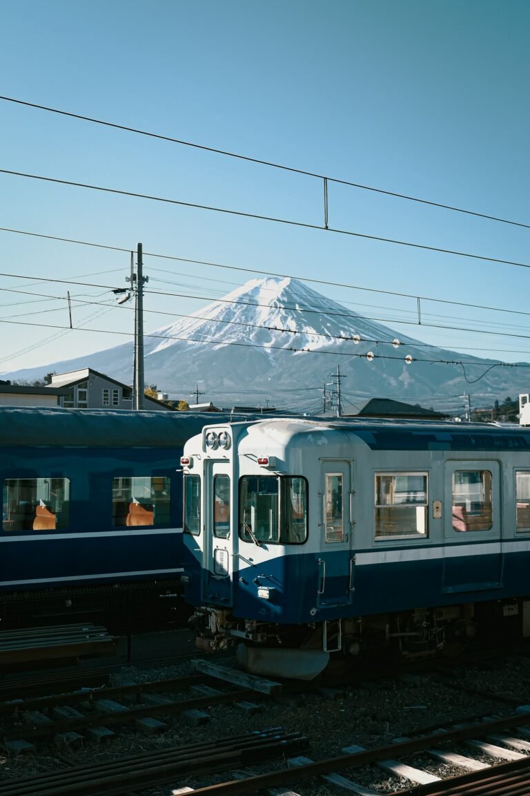 assicurazione viaggio giappone Organizzare un viaggio in Giappone fai da te: guida passo passo e consigli (2026) Un treno blu con il monte Fuji innevato sullo sfondo