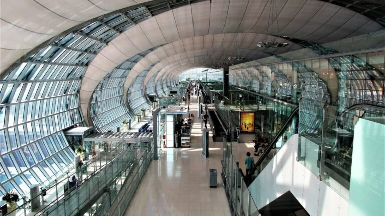 L'interno del terminal dell'aeroporto Suvarnabhumi di Bangkok, con le grandi vetrate e la galleria dei gate